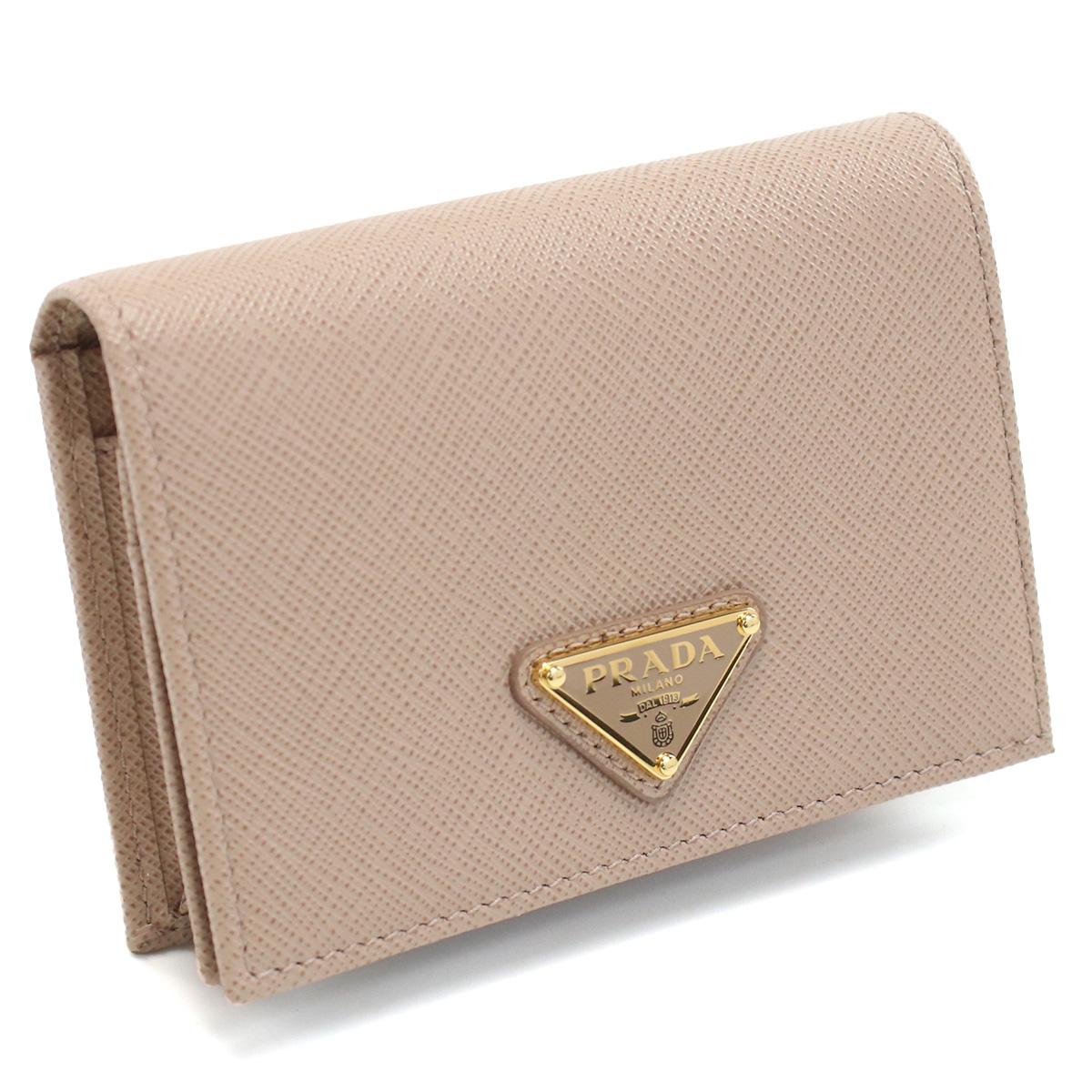 👛 PRADA（プラダ）で叶える、大人のリュクス・スタイル！オンラインで見つける、二つ折り財布！✨